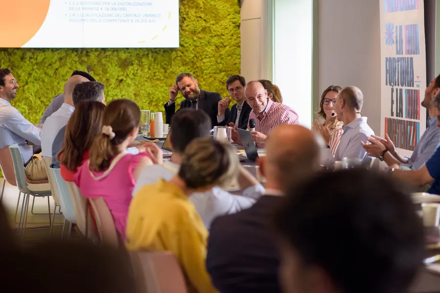 Un tavolo di lavoro con i partner dell'ecosistema di Isola